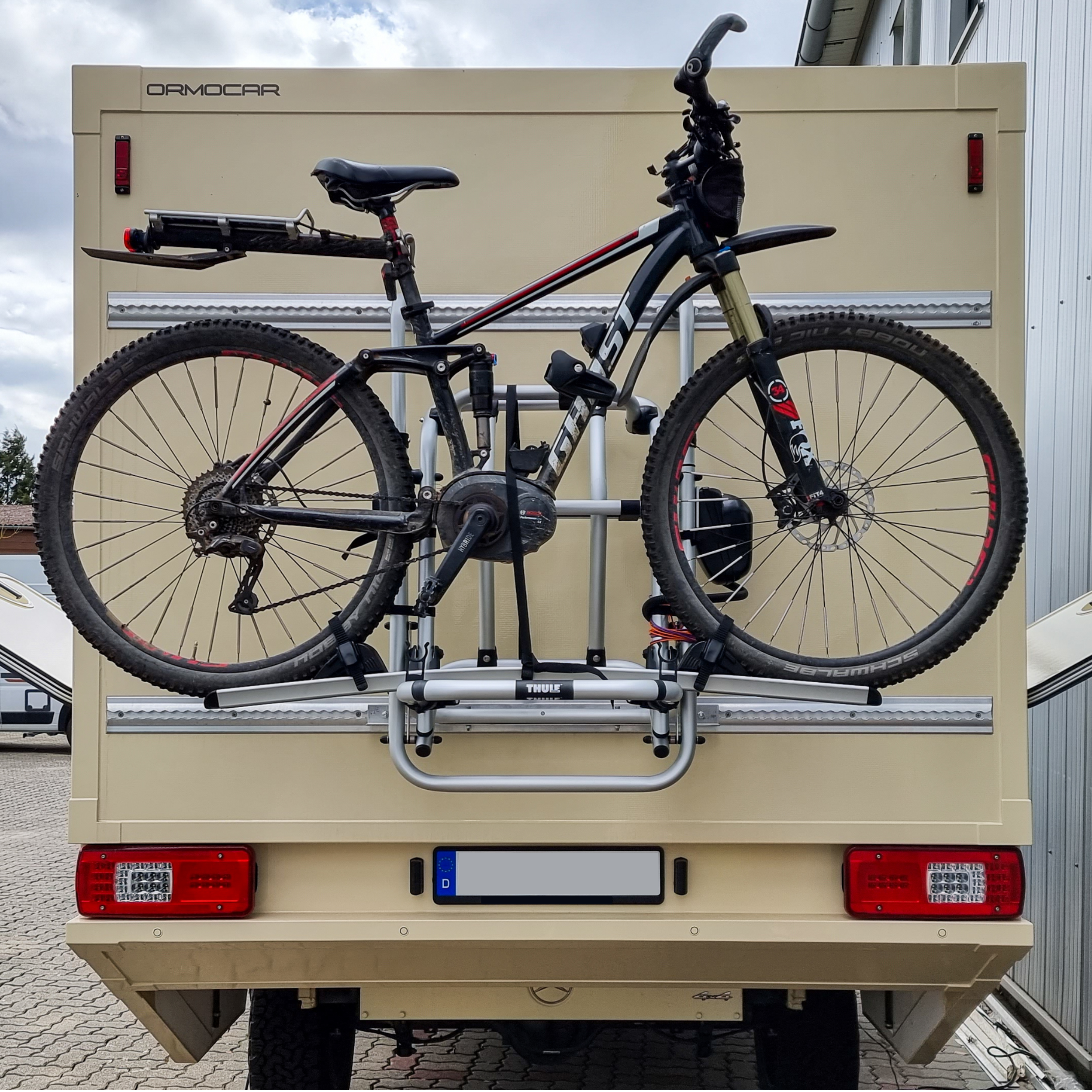 Fahrräder/E-Bikes am Wohnmobil-Heckträger fixieren. Vor- und