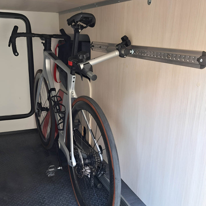 Fahrrad-Halterung in der Heckgarage