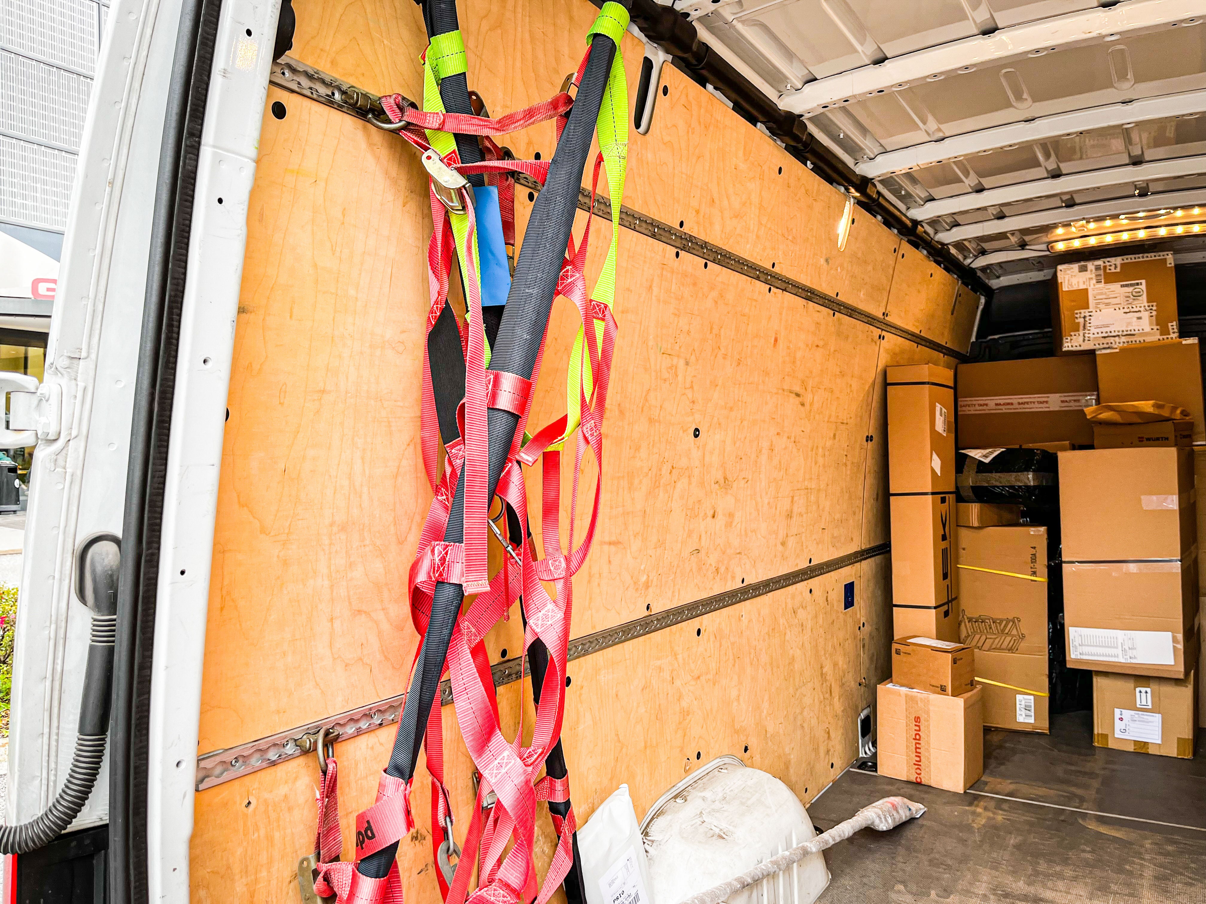 Airlineschienen für Kurierfahrzeuge Transporter
