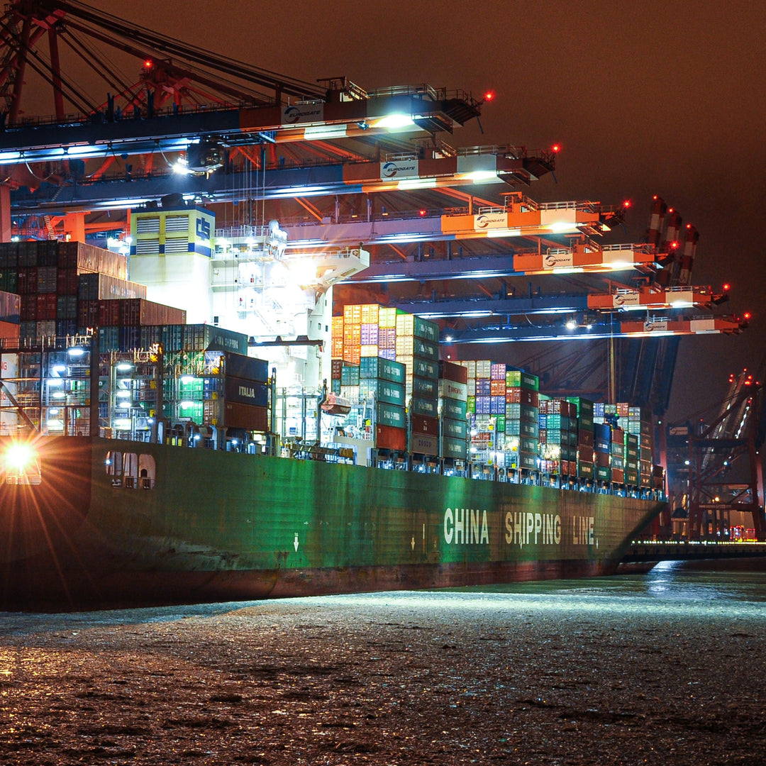 Formschlüssige Ladungssicherung auf einem Containerschiff