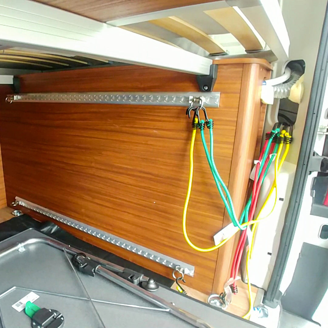 Wohnmobil Heckgarage mit Airlineschienen an den Seitenwänden