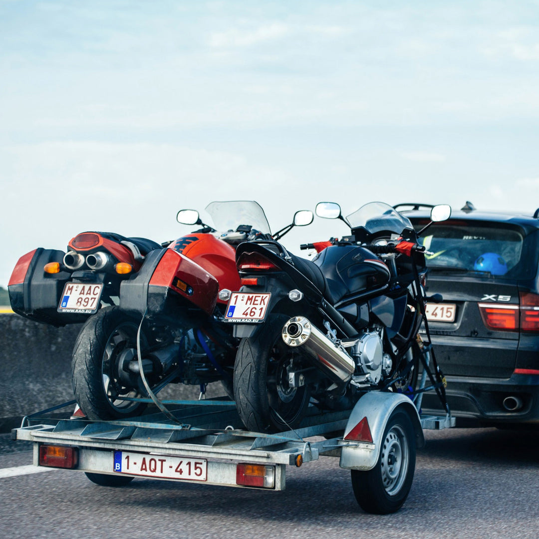 Spanngurte für den Motorradtransport auf einem Anhänger