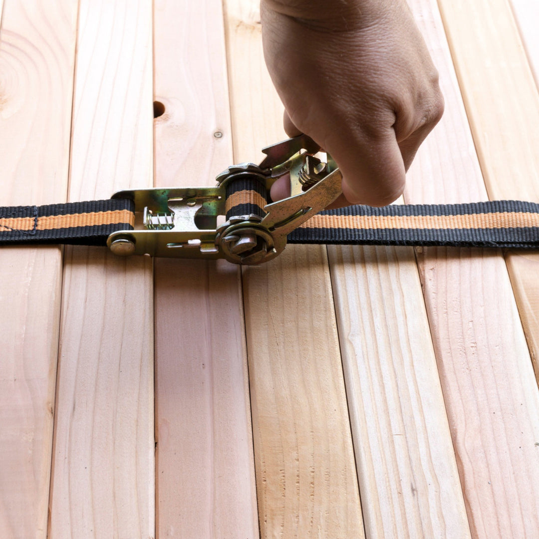 Ratschenzurrgurt wird festgespannt