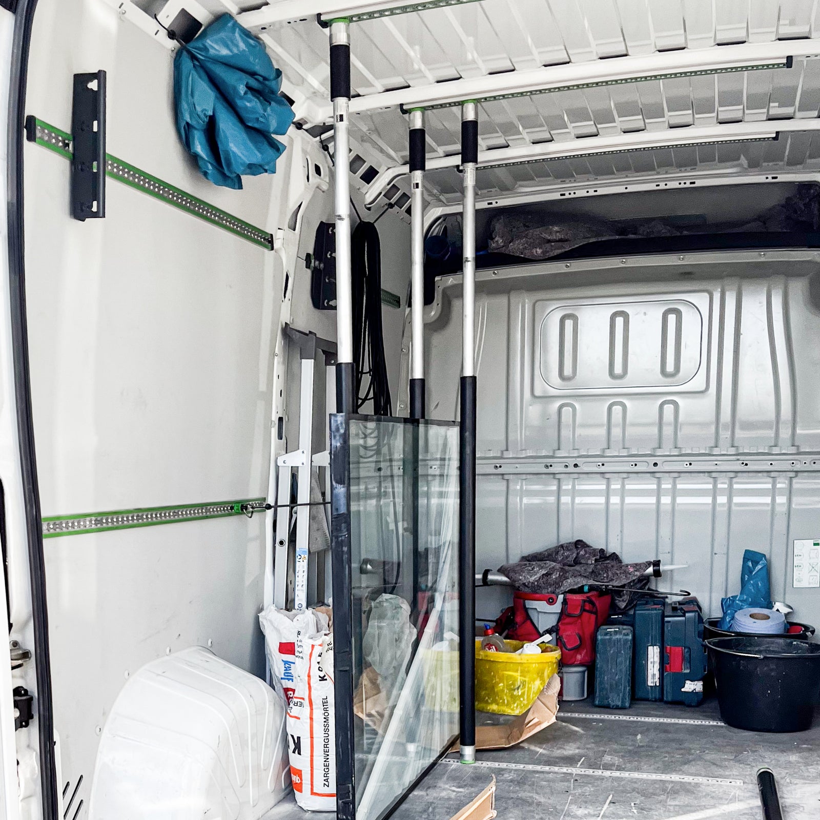 Sperrstangen mit Schutzschlauch im Transporter